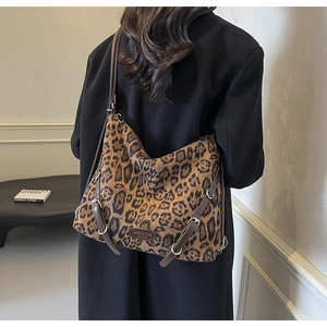 Dettaglio della borsa tote leopardata con tracolla in pelle e fibbia in metallo