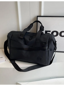 Borsa da viaggio nera di grande capacità con manici e tracolla per il fitness