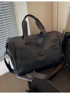 Grande borsa da viaggio nera impermeabile con tracolla larga e doppi manici robusti