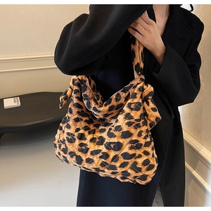 Gros plan du sac cabas matelassé à imprimé léopard avec une poignée décorative nouée