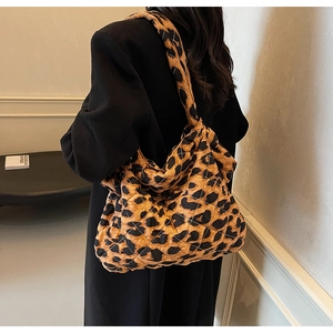 Vue de dos d'un mannequin portant un grand sac cabas matelassé à imprimé léopard