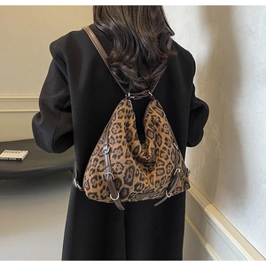 Dettaglio dello zaino con stampa leopardata e fibbie su un outfit alla moda