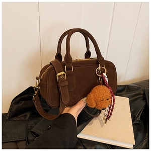 Borsa bowling in pelle scamosciata marrone con ciondolo a forma di orsetto e foulard