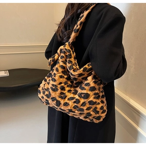 Détail du sac cabas matelassé à imprimé léopard avec bandoulière à nœud décoratif