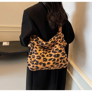 Gros plan détaillé du sac bandoulière matelassé à motif léopard avec grande contenance