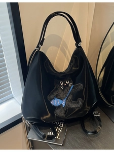 Grand sac cabas noir brillant avec broderie chat 3D et motif de poisson bleu