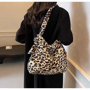 Gros plan détaillé du sac cabas matelassé à motif léopard avec une large bandoulière