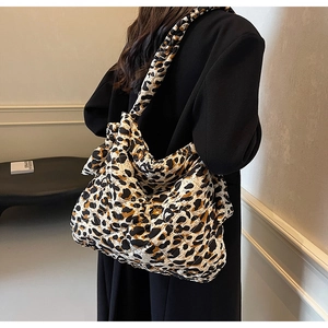 Gros plan détaillé du sac cabas matelassé à motif léopard porté par un mannequin