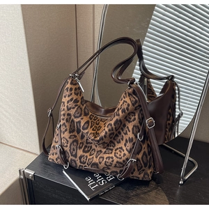 Dettaglio della borsa tote leopardata con tracolle in ecopelle marrone e fibbia in argento