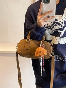 Borsa a mano Boston in pelle scamosciata marrone smerigliata con grazioso ciondolo orsetto