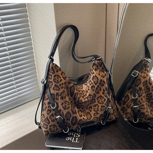 Dettaglio della borsa leopardata con fibbia argentata e sottili spalline in pelle nera