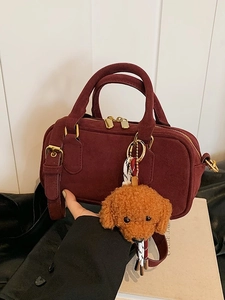 Borsa bowling retrò bordeaux in pelle scamosciata con un simpatico ciondolo a orsetto