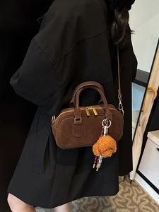Borsa bowling retrò in pelle smerigliata marrone scuro con ciondolo a forma di cane