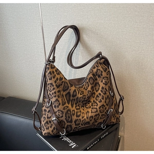 Dettaglio della borsa leopardata con tracolla in similpelle marrone e anelli in metallo