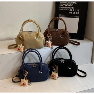 Mini sacs bandoulière rétro mats en quatre couleurs avec breloques d'oursons