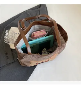 Interno spazioso della borsa tote con scomparti per tablet, portafoglio e accessori