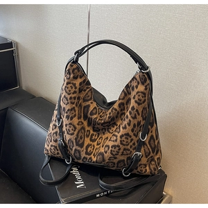 Dettaglio della borsa a spalla leopardata con spalline in pelle e anelli in argento