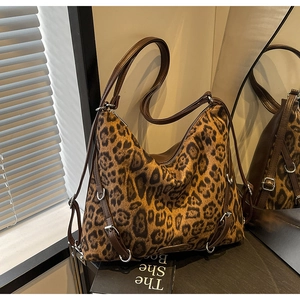 Dettaglio della borsa tote leopardata con trama morbida e spalline in pelle marrone
