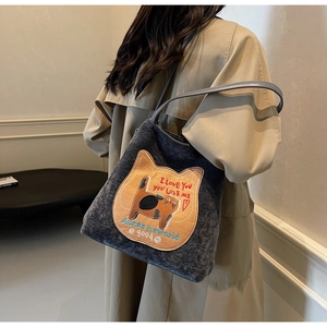 Borsa tote in denim grigio con toppa ricamata a gatto carino indossata da una modella