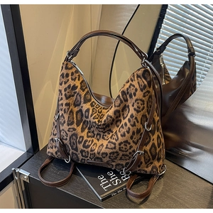 Dettaglio della borsa hobo leopardata con tracolla in pelle marrone e fibbia argento
