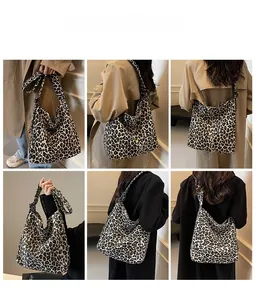 Sac fourre-tout en toile léopard porté avec des manteaux d'automne et tenues décontractées
