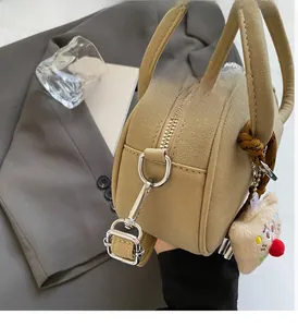 Détails du sac à main kaki mat avec fermetures en métal argenté et texture sophistiquée
