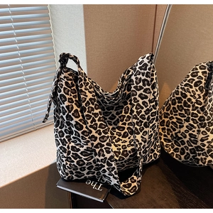Détail du grand sac cabas avec imprimé léopard noir et blanc et large bandoulière