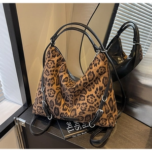 Dettaglio della borsa hobo leopardata con fibbia in metallo argento e tracolla in pelle