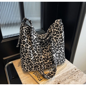 Gros plan du sac cabas en toile léopard avec matériau épais et coutures soignées
