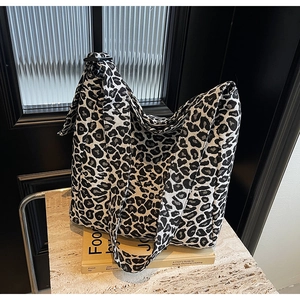 Détail du sac cabas léopard noir et blanc avec boucle de bandoulière réglable et robuste