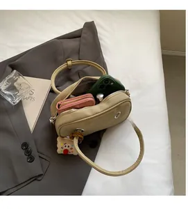 Vue détaillée de l'intérieur du sac à main en cuir beige mat à grande capacité