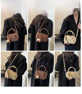 Détails du mini sac bandoulière rétro avec breloque ours et poignées rondes