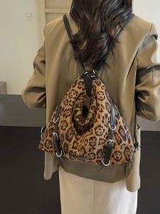 Zaino leopardato con spallacci in pelle nera e accenti in metallo color argento