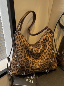 Grande borsa hobo vintage leopardata con tracolla in pelle marrone e dettagli in argento