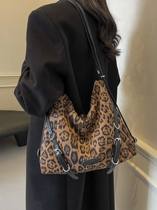 Borsa hobo alla moda con stampa leopardata, tracolla nera regolabile e dettagli in argento