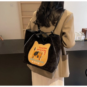 Dettaglio della borsa tote in velluto a coste nero con ricamo gatto e cerniere d'argento