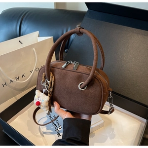 Mini sac boston en daim marron avec fermeture éclair et détail de breloque peluche