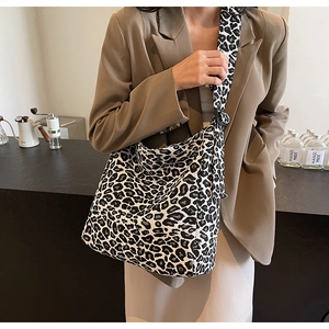 Détail du sac fourre-tout en toile à motif léopard noir et blanc et large bandoulière