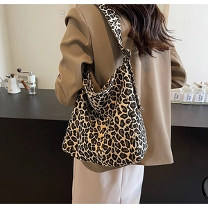 Détail d'un grand sac fourre-tout en toile à motif léopard pour un style décontracté
