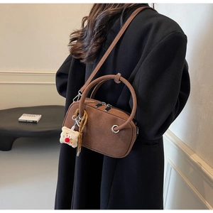 Sac à main en daim dépoli marron avec poignée ronde et breloque en peluche vue arrière