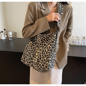 Sac fourre-tout en toile à imprimé léopard avec large bandoulière et blazer gris