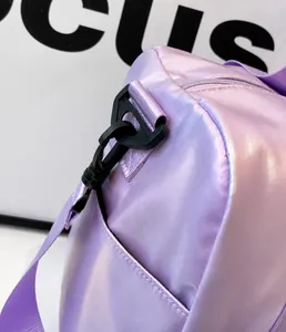 Detailaufnahme des abnehmbaren Hakens und des schillernden Perlglanz-Stoffs der Reisetasche