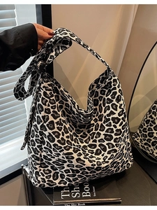 Grand sac hobo en toile à imprimé léopard avec large bandoulière dans un cadre intérieur