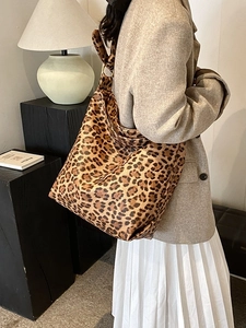 Vintage leopard print bucket bag for women with large capacity and stylish metal ring strap