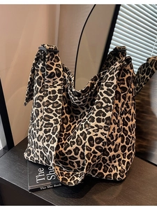 Grand sac cabas en toile à imprimé léopard avec large bandoulière pour un usage quotidien