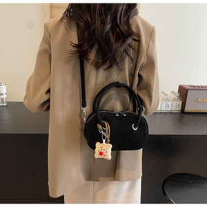 Détail du sac Boston noir givré avec anneau argenté et adorable pendentif en peluche