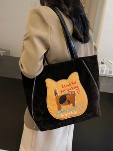 Grande borsa tote in velluto marrone con toppa a gatto arancione su modella