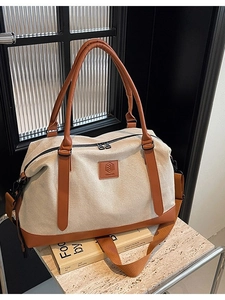 Sac de voyage polyvalent en toile avec détails en cuir marron et bandoulière réglable
