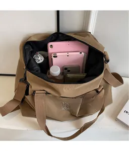 Vue de dessus de l'intérieur du sac de voyage en nylon kaki avec compartiments spacieux
