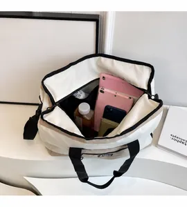 Interno della borsa da palestra in tela con grande capacità e tasche multiple